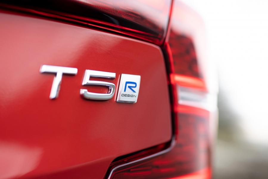 Логотип Volvo S60 T5 R-Design 2019 года  (UK) (фото 2 из 40)